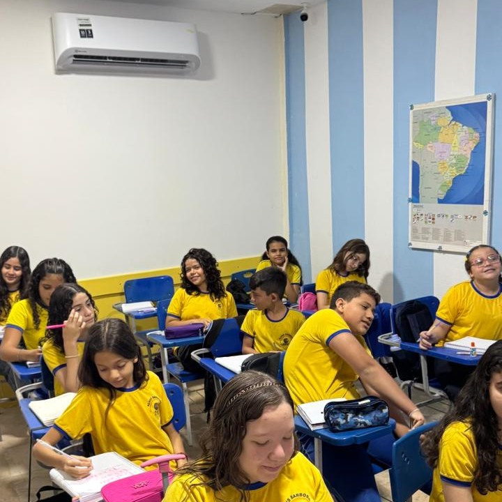 Sala de aula com alunos do Ensino Fundamental
