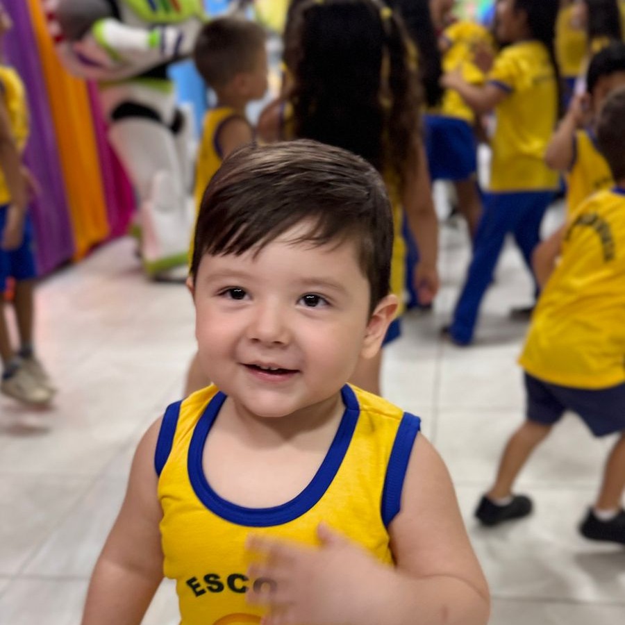 Crianças em atividade artística na escola